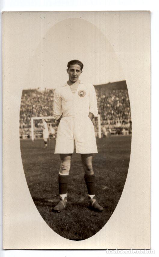 Coleccionismo deportivo: MONJARD&Iacute;N JUGADOR DEL REAL MADRID CLUB DE F&Uacute;TBOL VISTIENDO LA EQUIPACI&Oacute;N BLANCA CL&Aacute;SICA 1920.