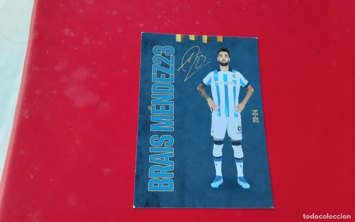 Coleccionismo deportivo: REAL SOCIEDAD ,TARJETA FICHA DEL JUGADOR BRAIS MENDEZ CON FIRMA IMPRESA , MEDIDAS 14 X10 TEMP 23-24
