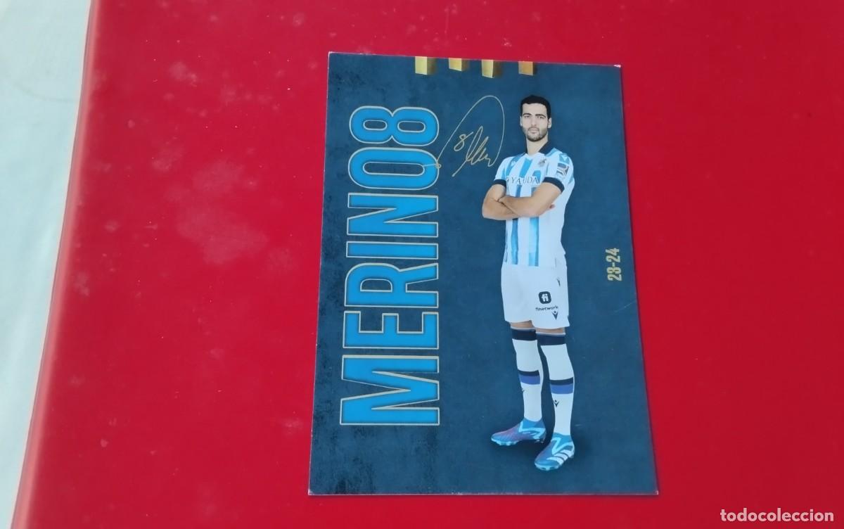 Coleccionismo deportivo: REAL SOCIEDAD ,TARJETA FICHA DEL JUGADOR MERINO CON FIRMA IMPRESA , MEDIDAS 14 X10 TEMP 23-24