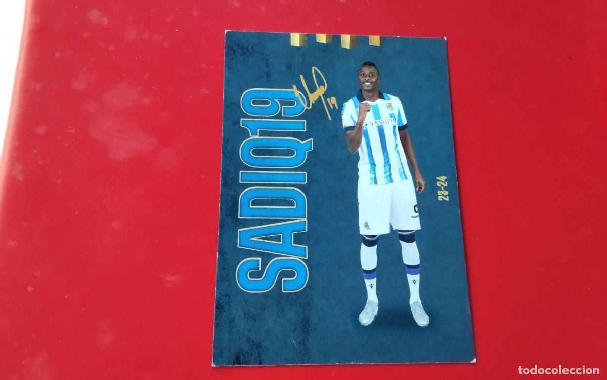 Coleccionismo deportivo: REAL SOCIEDAD ,TARJETA FICHA DEL JUGADOR SADIQ CON FIRMA IMPRESA , MEDIDAS 14 X10 TEMP 23-24