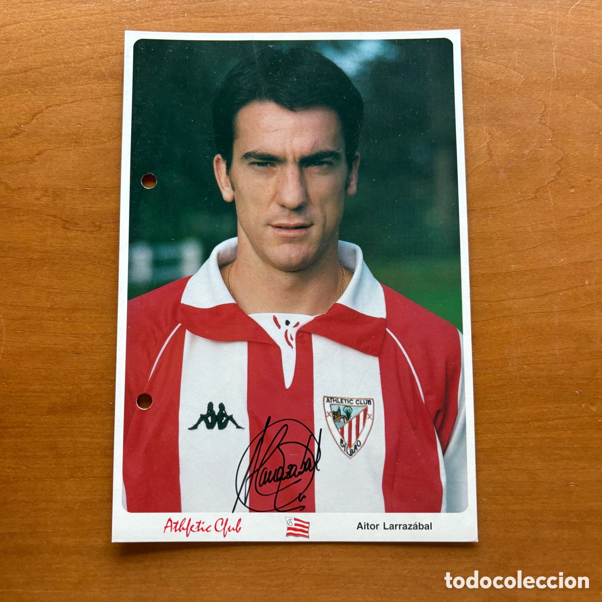 Coleccionismo deportivo: Postal Aitor Larraz&aacute;bal Firmada 98-99 Athletic Club Bilbao