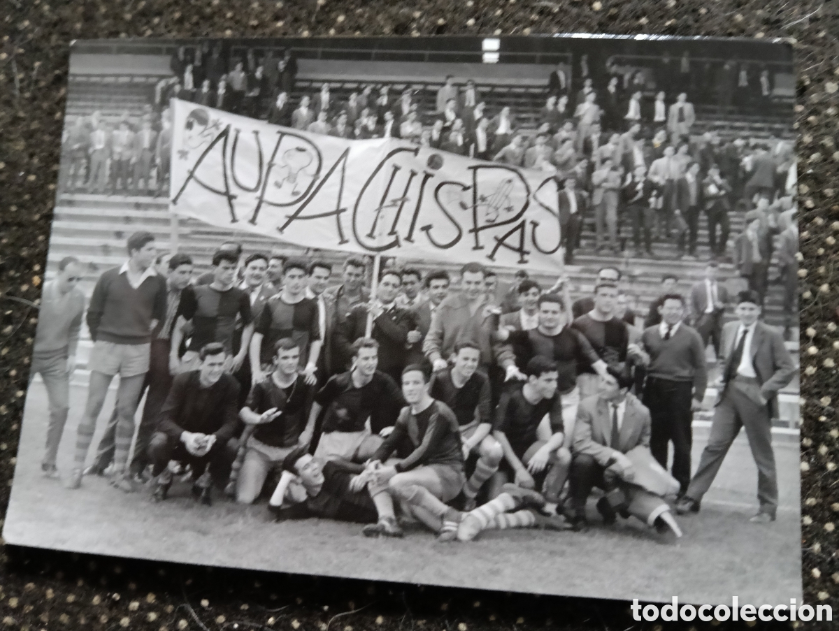 Coleccionismo deportivo: Fotograf&iacute;a de un equipo de f&uacute;tbol a investigar AUPA CHISPAS de los a&ntilde;os 50-60 tama&ntilde;o 10 x 7, 5 cm
