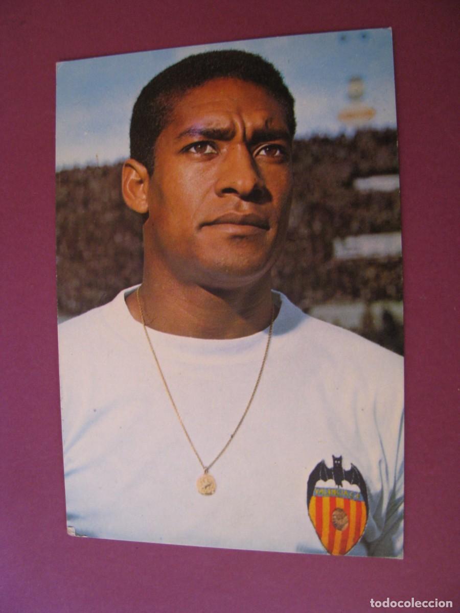Coleccionismo deportivo: POSTAL DE VALENCIA C. F.. OSCAR COLOR, BERGAS 1967. JUGADOR WALDO