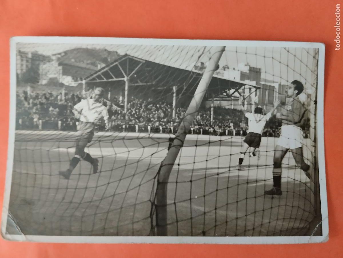 Coleccionismo deportivo: FOTO TAMA&Ntilde;O POSTAL. D. EUROPA. CAMPO DE FUTBOL. PARTIDO GOL..FIRMADA POR EXTERIOR DERECHA ...