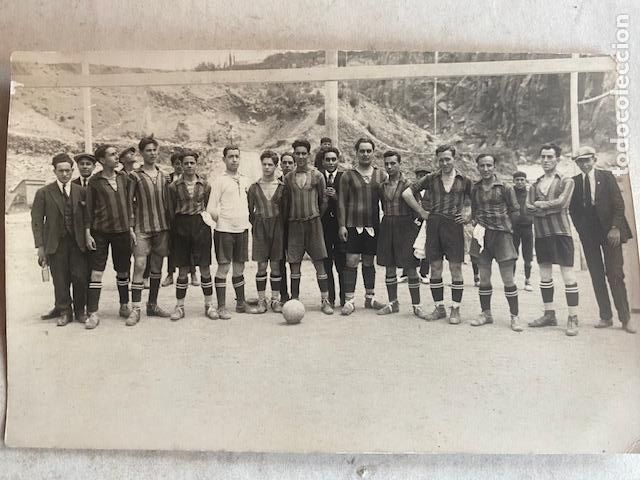 Coleccionismo deportivo: Futbol. Equipo sin identificar. Escudo Ave F&eacute;nix. Foto Postal IMPER.