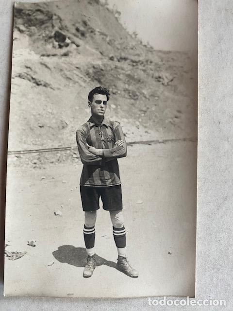 Coleccionismo deportivo: Futbol. Jugador sin identificar. Escudo Ave F&eacute;nix. Foto Postal IMPER.