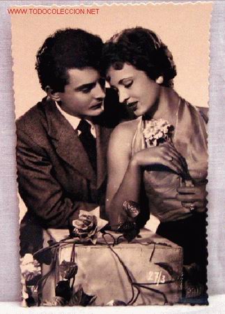 Cartoline: Postal rom&aacute;ntica pareja Mesa claveles sin editor 27/3 a&ntilde;os 50 sin circular