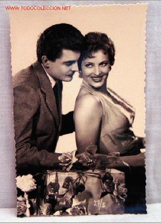 Cartoline: Postal rom&aacute;ntica pareja Mesa claveles sin editor 27/5 a&ntilde;os 50 sin circular
