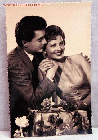 Cartoline: Postal rom&aacute;ntica pareja Mesa claveles sin editor 27/2 a&ntilde;os 50 sin circular