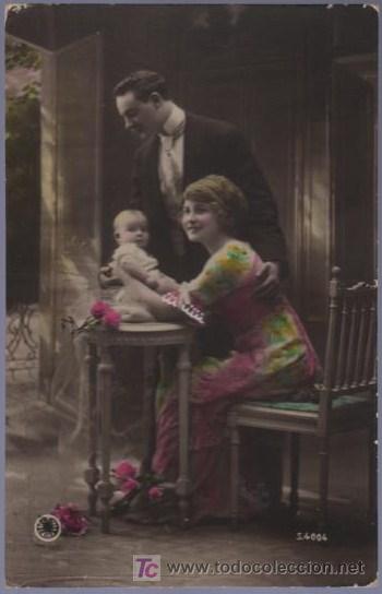 Cartoline: TARJETA POSTAL ANTIGUA DE MUJERES CON FAMILIA.