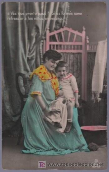 Cartoline: TARJETA POSTAL ANTIGUA DE MUJERES CON FAMILIA.