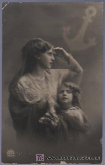 Cartoline: TARJETA POSTAL ANTIGUA DE MUJERES CON FAMILIA.