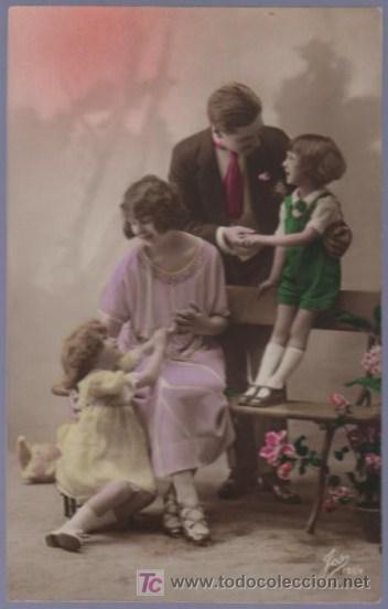 Cartoline: TARJETA POSTAL ANTIGUA DE MUJERES CON FAMILIA.
