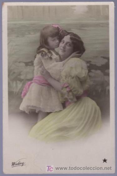 Cartoline: TARJETA POSTAL ANTIGUA DE MUJERES CON FAMILIA.