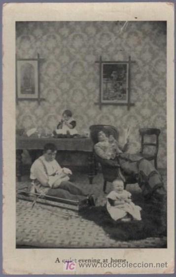 Cartoline: TARJETA POSTAL ANTIGUA DE MUJERES CON FAMILIA.
