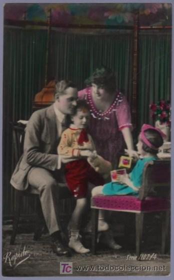 Cartoline: TARJETA POSTAL ANTIGUA DE MUJERES CON FAMILIA.