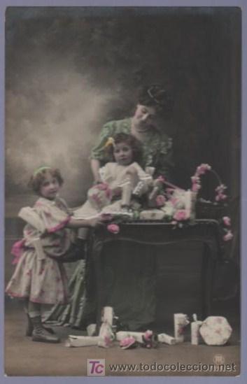 Cartoline: TARJETA POSTAL ANTIGUA DE MUJERES CON FAMILIA.