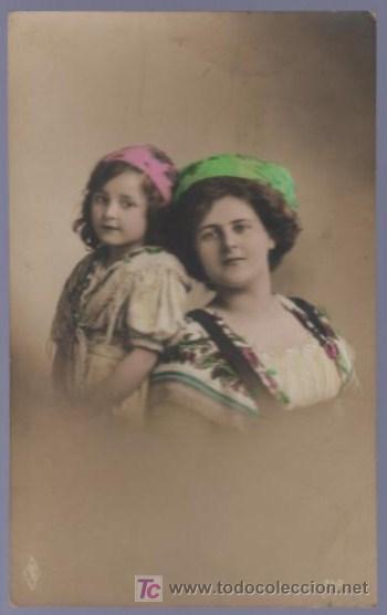 Cartoline: TARJETA POSTAL ANTIGUA DE MUJERES CON FAMILIA.