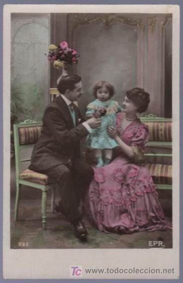 Cartoline: TARJETA POSTAL ANTIGUA DE MUJERES CON FAMILIA.