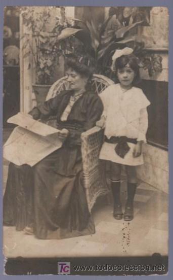 Postais: TARJETA POSTAL ANTIGUA DE MUJERES CON FAMILIA.