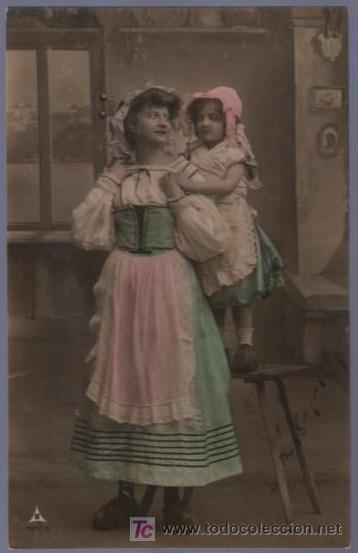 Postais: TARJETA POSTAL ANTIGUA DE MUJERES CON FAMILIA.