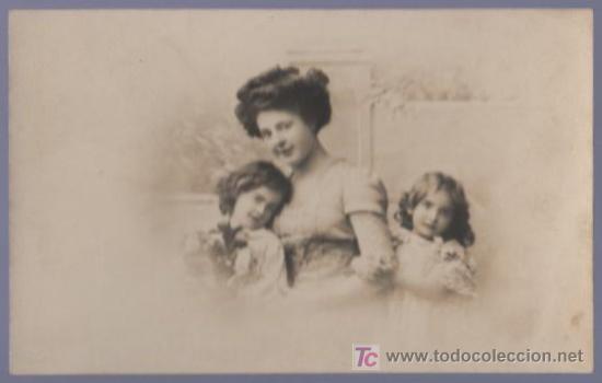 Postais: TARJETA POSTAL ANTIGUA DE MUJERES CON FAMILIA.