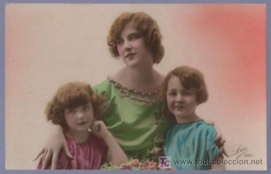 Postais: TARJETA POSTAL ANTIGUA DE MUJERES CON FAMILIA.
