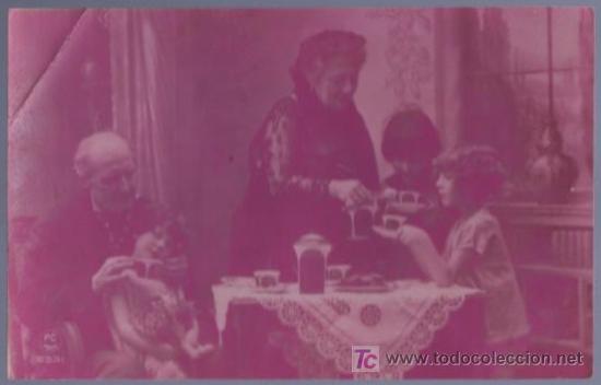 Cartoline: TARJETA POSTAL ANTIGUA DE MUJERES CON FAMILIA.
