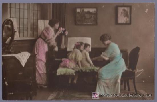 Cartoline: TARJETA POSTAL ANTIGUA DE MUJERES CON FAMILIA.