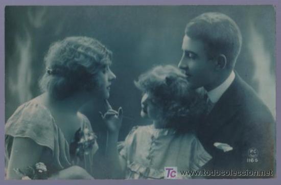 Cartoline: TARJETA POSTAL ANTIGUA DE MUJERES CON FAMILIA.