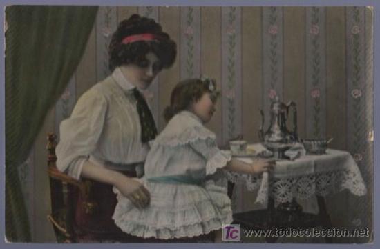 Cartoline: TARJETA POSTAL ANTIGUA DE MUJERES CON FAMILIA.