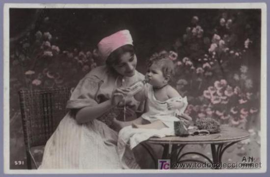 Cartoline: TARJETA POSTAL ANTIGUA DE MUJERES CON FAMILIA.