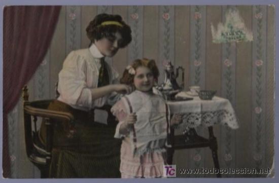 Cartoline: TARJETA POSTAL ANTIGUA DE MUJERES CON FAMILIA.