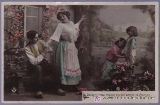 Cartoline: TARJETA POSTAL ANTIGUA DE MUJERES CON FAMILIA.
