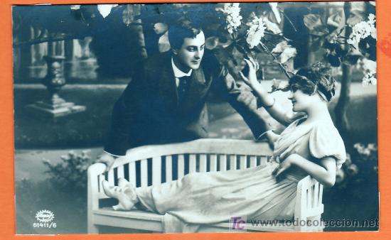 Postales: Tarjeta Postal - Mujer sentada en el banco - Foto 1