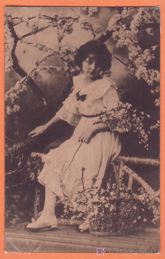 Postales: Tarjeta Postal - Mujer en jardin - Foto 1