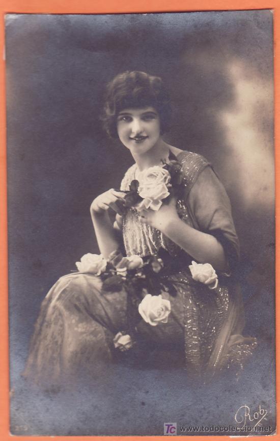 Postales: Tarjeta Postal - Mujer con rosas - Foto 1