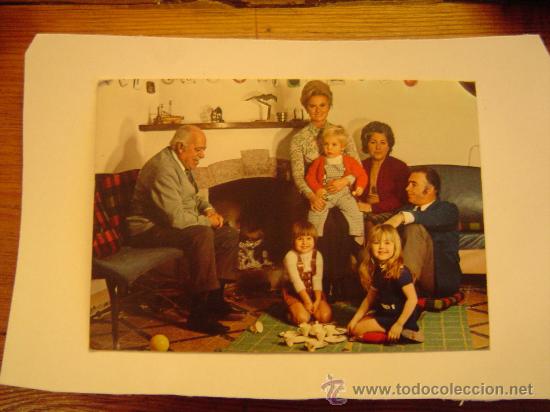 Postkarten: Postal Abuelos y padres con sus nietos he hijos.A&ntilde;os 70.