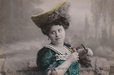 Cartoline: Se&ntilde;ora, adornos del vestido pintados a mano