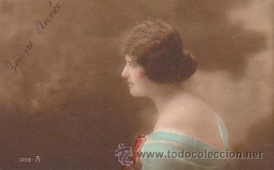 Cartoline: chica, el vestido est&aacute; pintado a mano