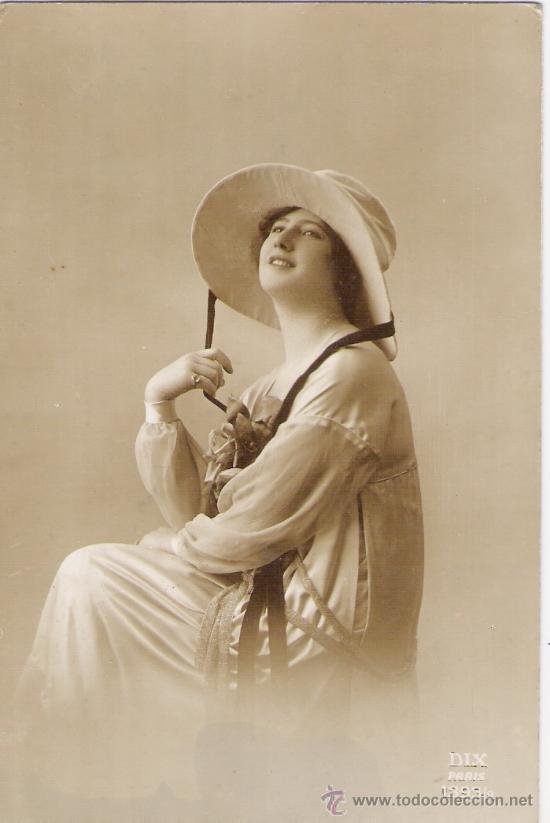 Postales: POSTAL ANTIGUA COLOR SEPIA    **MODELO SENTADA Y CON SOMBRERO**  COLECCION  DIX - PARIS