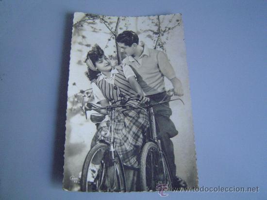 Postkarten: Interesante postal Pareja de enamarados en bicicleta 1948