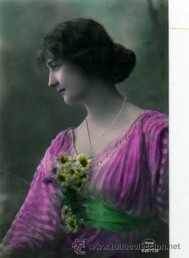 Postkarten: Mujer con flores. Amag. Sin circular.