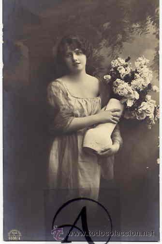 Postais: Foto estudio de joven dama con un precioso ramo de flores.