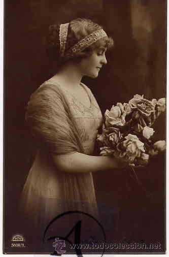 Postais: Foto estudio de dama con ramo de flores.