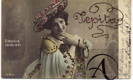 Postais: Virginia Cavalieri posando, con sombrero y vestido con purpurina.