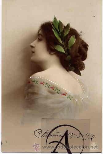 Postais: Dama con hojas de laurel en pelo.