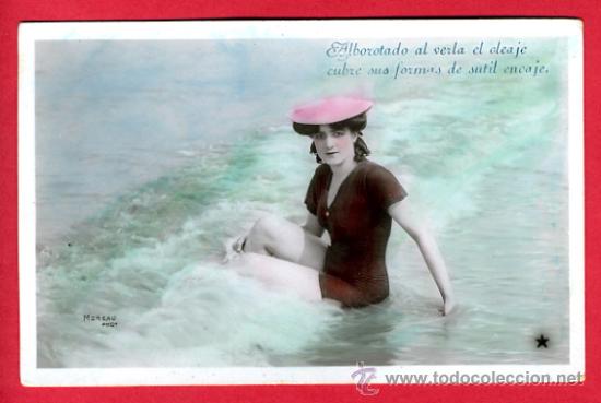 Postcards: MUJER EN TRAJE DE BA&Ntilde;O BA&Ntilde;ANDOSE, ANTIGUO, ORIGINAL,   P61100B