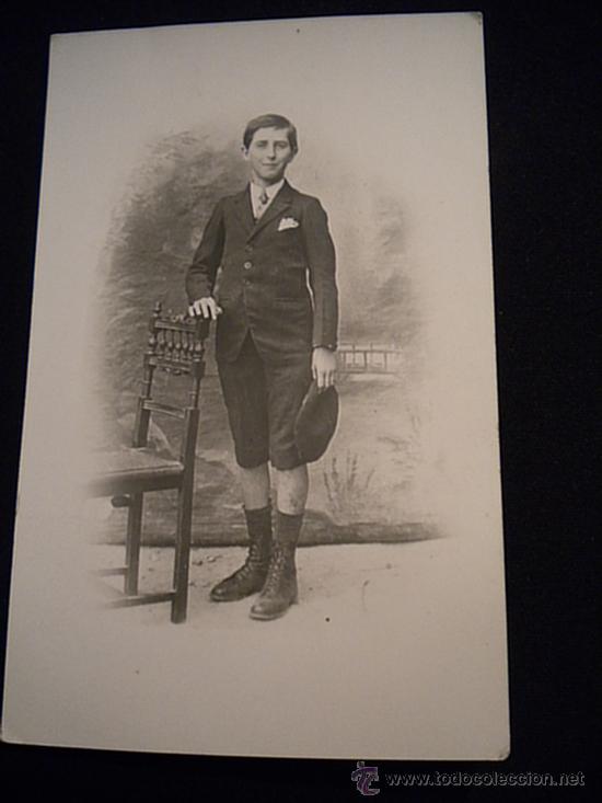 Postales: Postal joven apoyado en la silla - Foto 1