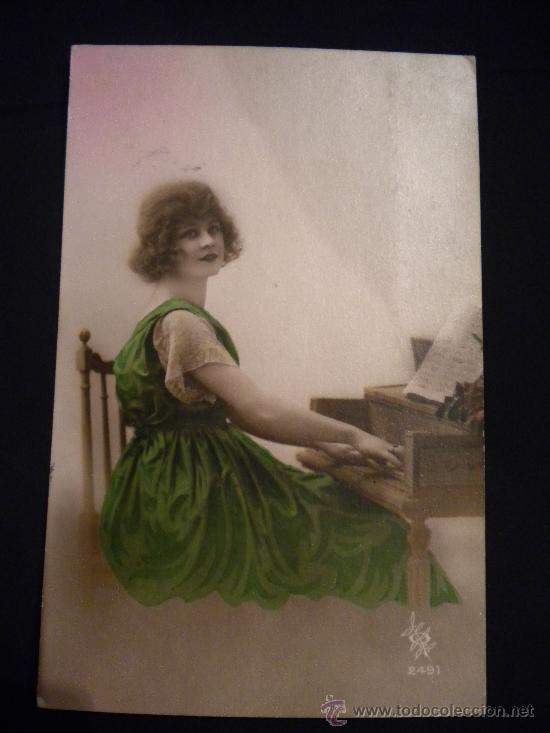 Postales: Postal coloreada mujer tocando el piano - Foto 1